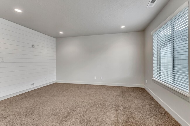 Building Photo - 423 S Spanish Trails Blvd
