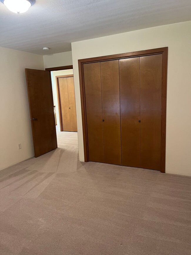 Building Photo - 3 Bedroom 2.5 Bath Townhouse