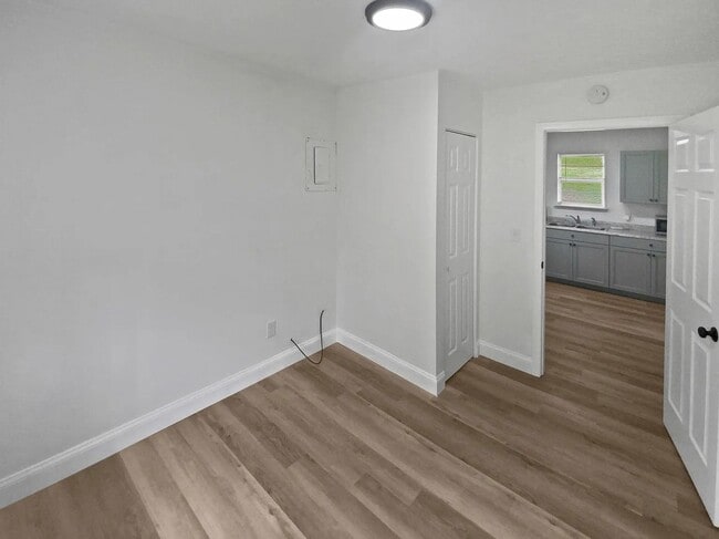 Building Photo - Small Cottage Home