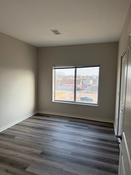 Large second bedroom - 3540 Library Dr