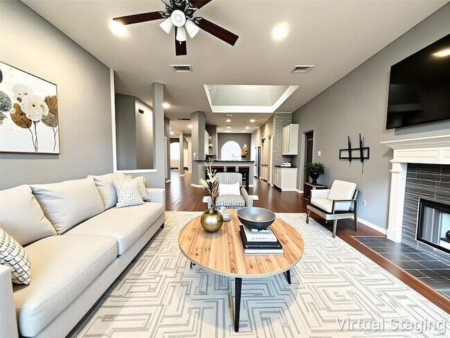 Building Photo - 1423 Greenway Village Dr