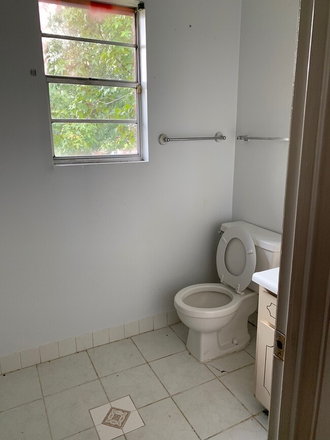 Building Photo - Your Dream Home Awaits in a Charming 3-Bedroom Oasis!