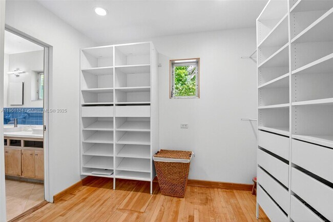 Building Photo - 2910 N Flagler Dr