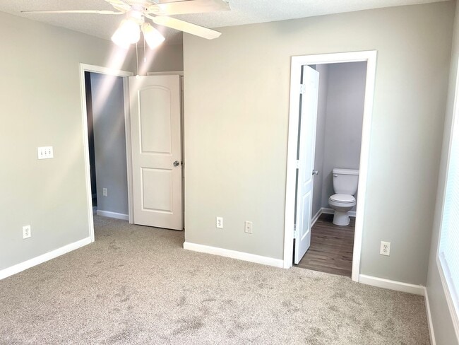 Building Photo - Welcome to this charming 2 bedroom, 2.5 ba...