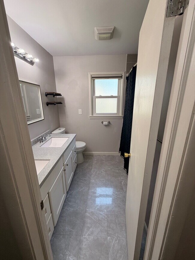 Building Photo - Charming 3-Bedroom  1-bath Kansas City Home with Beautiful Hardwood Floors!