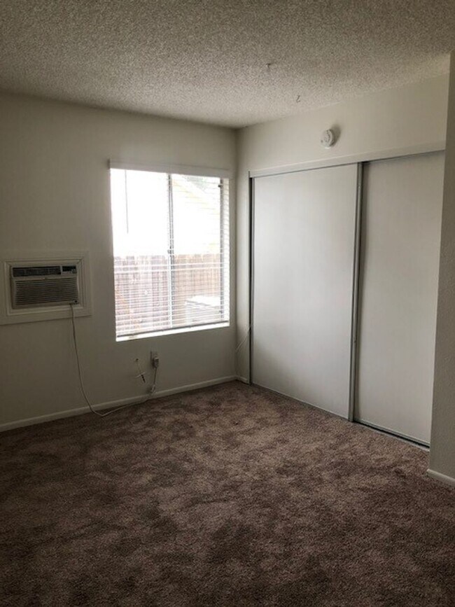 Building Photo - 4 bed-2 bath Single Story House with 2-Car...