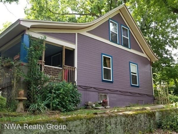 Building Photo - 3 br, 2 bath House - 700 E. Spruce Street