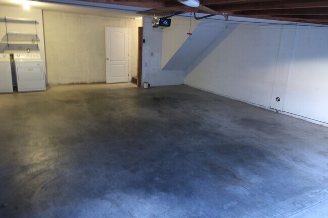 Building Photo - Refurbished Cape Cod Townhome – 2 Master B...