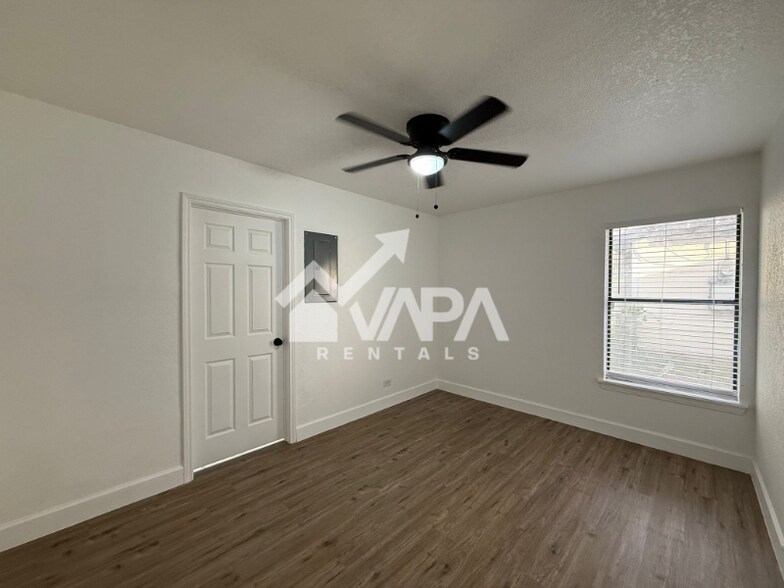 Building Photo - 351 Addax Dr