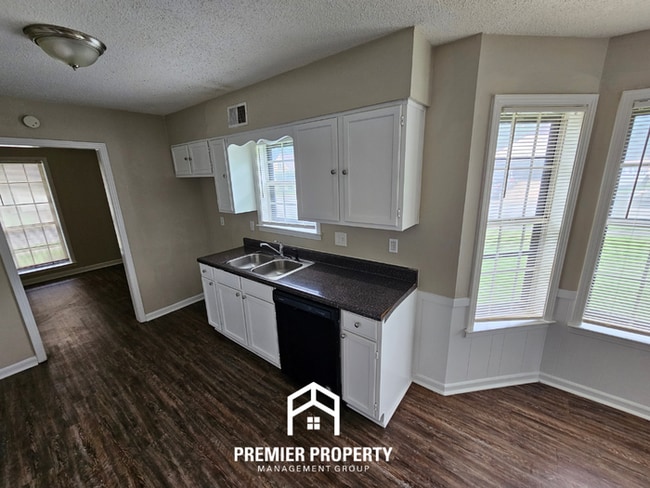 Building Photo - Huge 3BR/2BA Near Kirby | 1,774 Sq Ft, Hardwood Floors, Fireplace & Bay Window