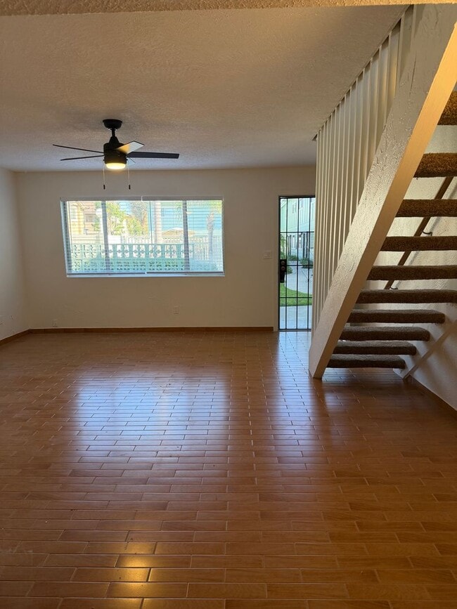 Building Photo - Spacious 3 bed / 1.5 bath townhome - La Mesa