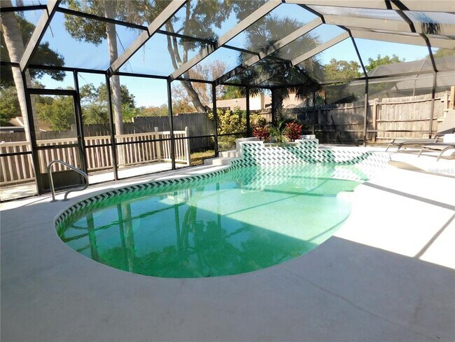 Building Photo - 552 Hammock Dr