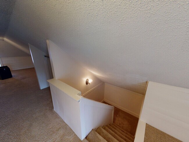 Building Photo - 166-168-168 E 11th Ave