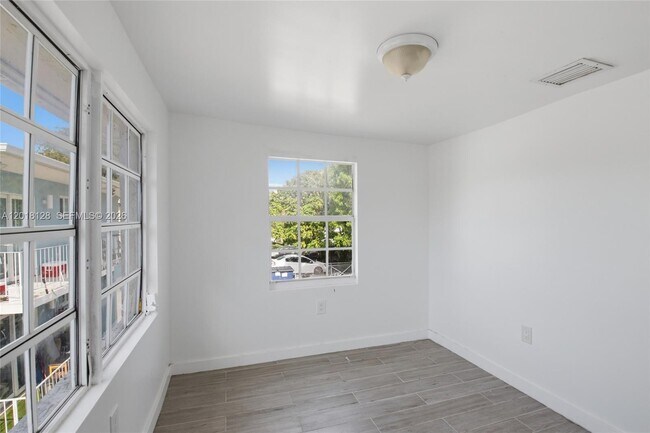 Building Photo - 1035 NW 5th St