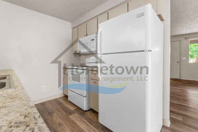 Building Photo - Large 4 Bedroom 2 Bathroom Home with Off S...