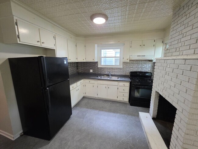 Building Photo - South Wedge Large 2 Bedroom Half House 1st Fl Floor Avail Mid October