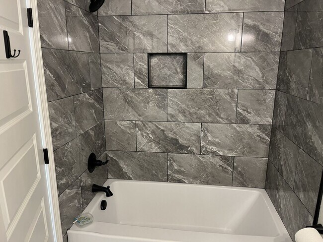 Building Photo - 606 E 23rd St