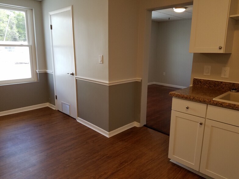 Building Photo - 115 E 4th Ave