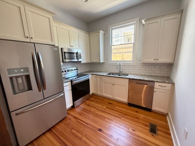 Building Photo - 3 Bedroom 3 Bath Apartment - Downtown Char...