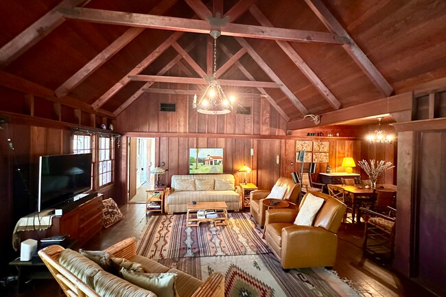 Building Photo - 2499 Madrona Ave