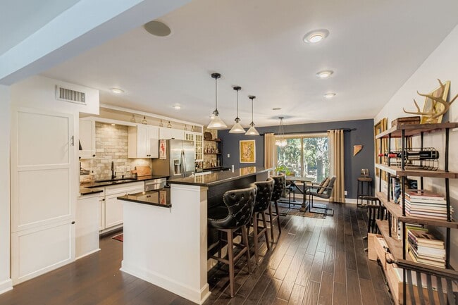 Building Photo - Downtown Austin 2 BD/ 2.5 BA Condo For Lease!