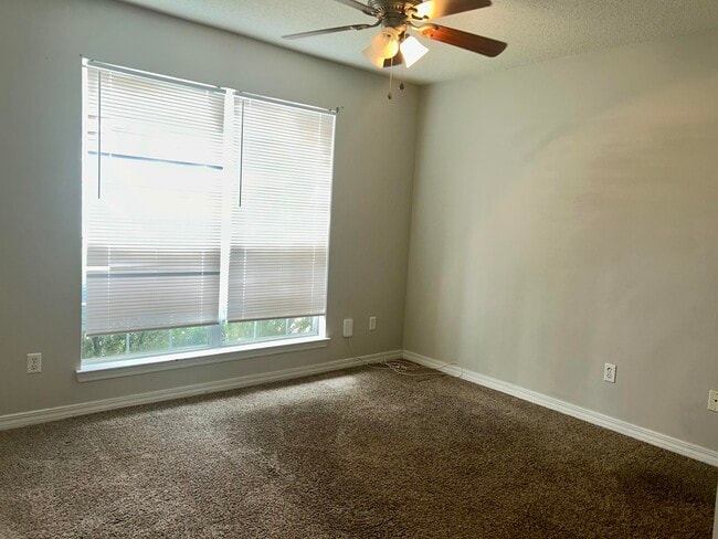 Building Photo - 218 Trish Dr