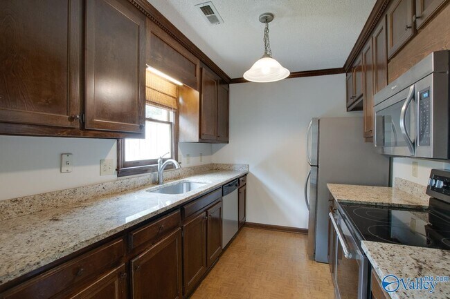 Building Photo - 1008 Heatherwood Dr SE