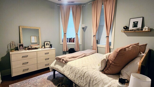 Building Photo - 735 W Belmont Ave