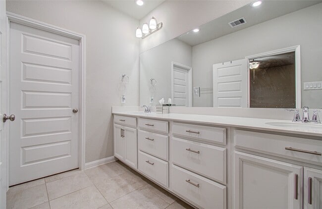 Building Photo - 1525 Parkland Oak Dr