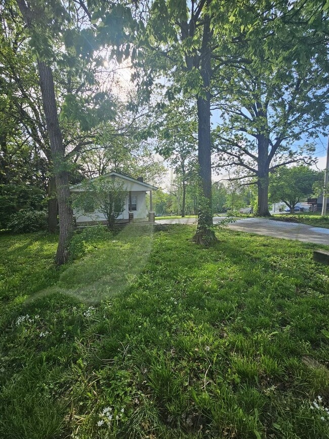 Building Photo - CHARMING UPDATED BUNGALOW!!!!
