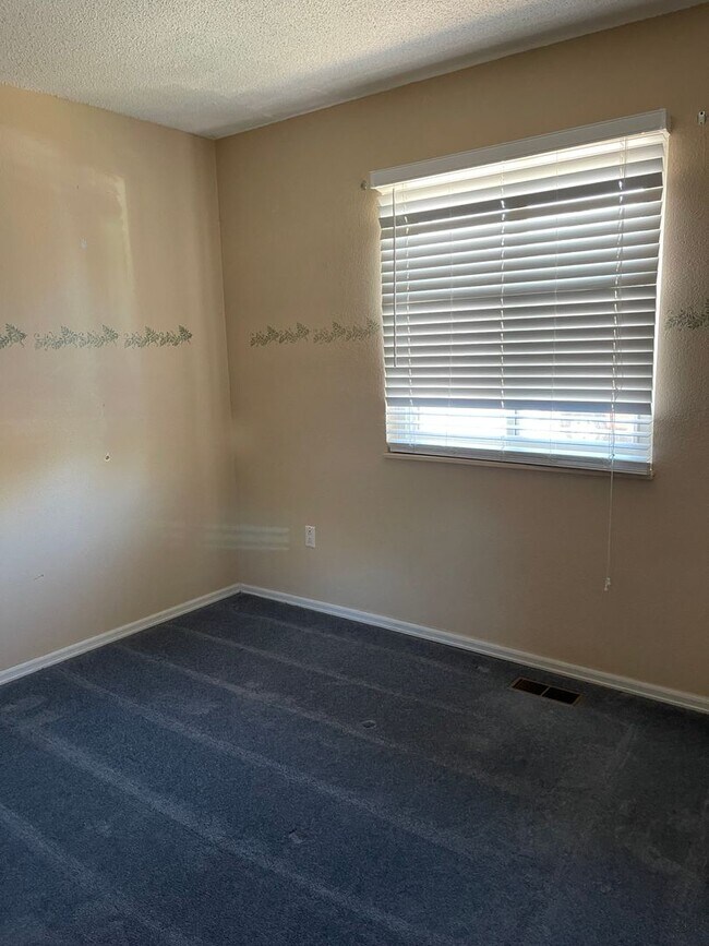 Building Photo - 3 bedroom 1.5 bath with a Large Detached Garage