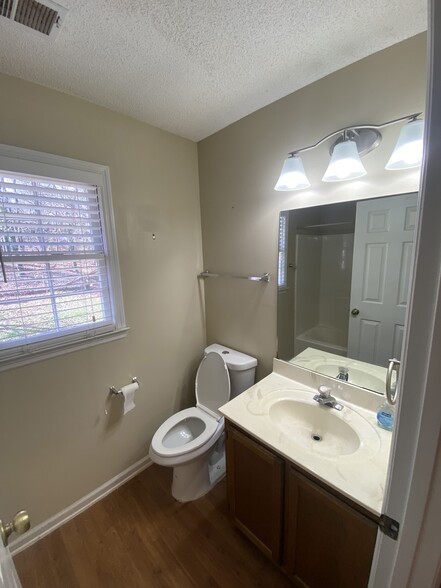 Upstairs full bathroom - 4201 E Emerald Dr NW