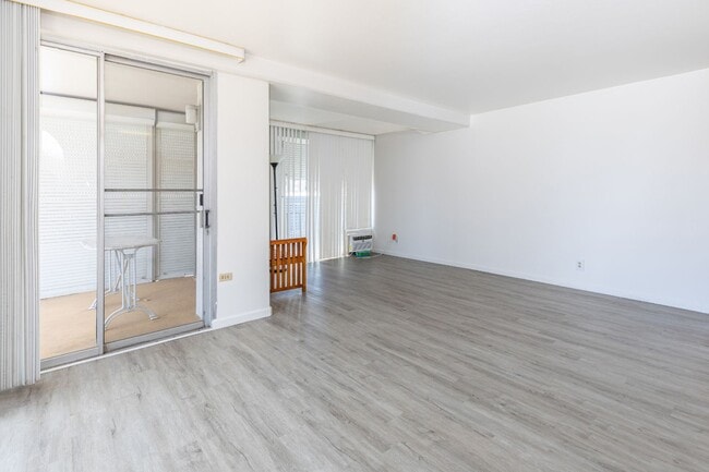 Building Photo - The Townhouse 1bd/1ba/1pk w extra large lanai