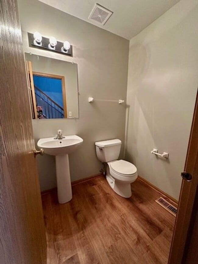 Building Photo - Excellent 2 Bedroom 1.5 Bath and I car att...