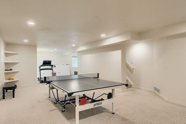 Building Photo - Spacious 5BR House in Aurora