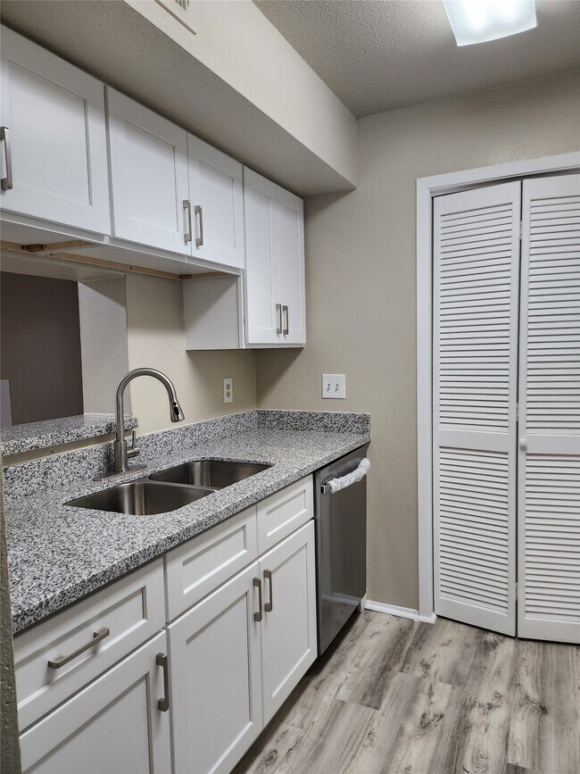 Building Photo - 6602 Harbor Town Dr