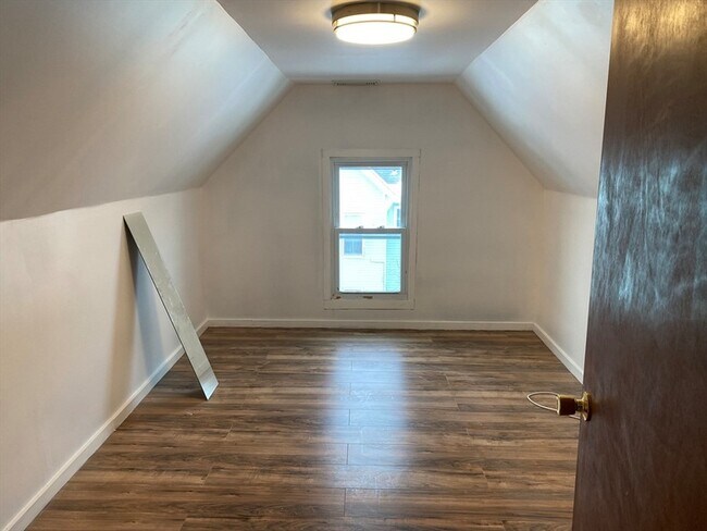 Building Photo - 76 19th St