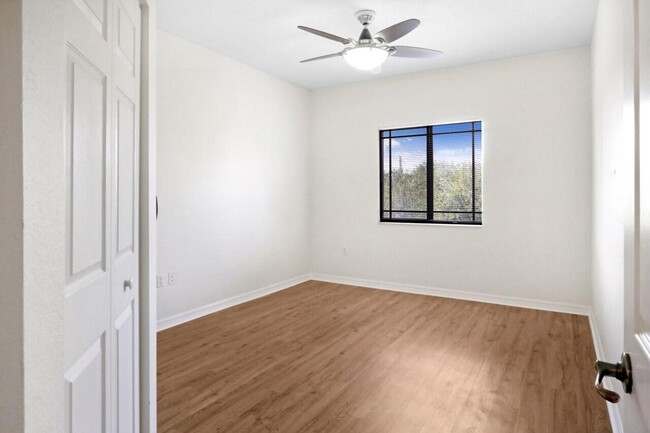 Building Photo - 3022 Alcazar Pl