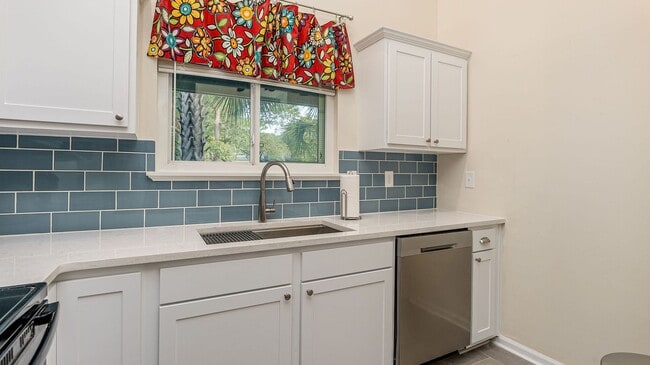 Building Photo - 3 bedroom 2 bathroom house in Chelsea Park...