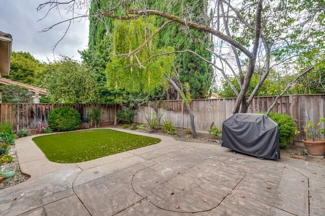 Building Photo - Lovely and spacious 3BR 2.5BA townhouse in...