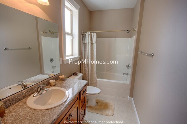 Building Photo - Beautiful Five Bedroom Craftsman Style Home in Molalla!