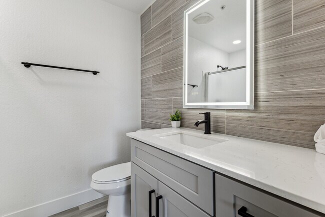 Building Photo - 6610 N 93rd Ave