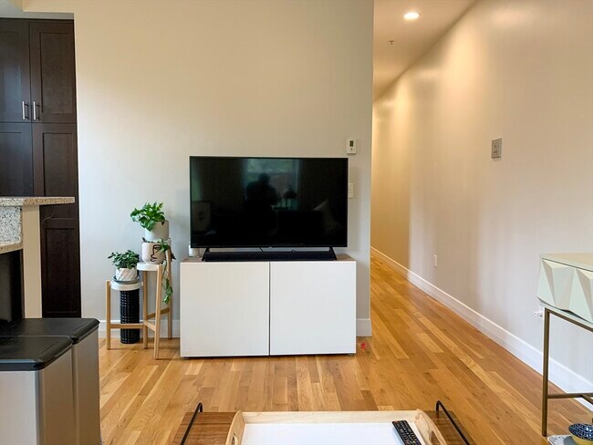 Building Photo - 33 Anderson St