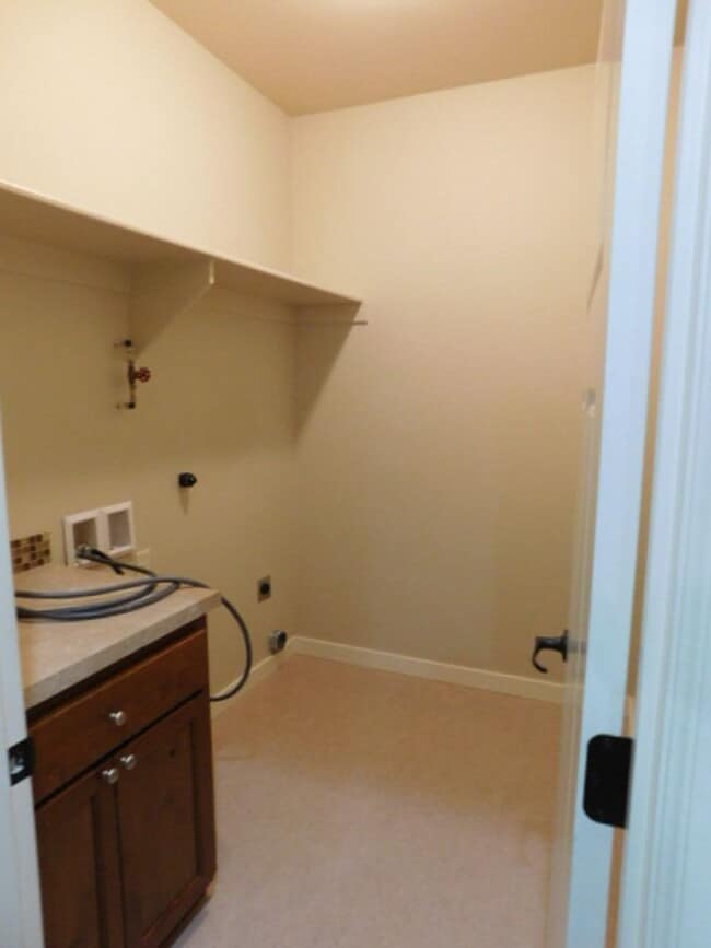 Building Photo - 3Bd/2.5Ba Two Story Townhouse - Available ...