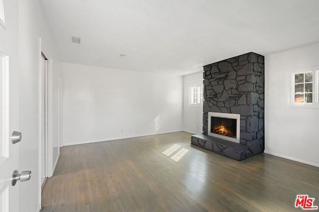 Building Photo - 11004 Mansel Ave