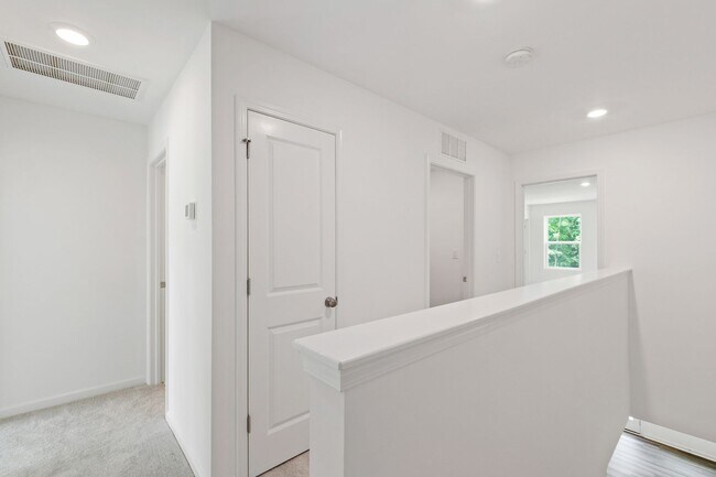 Building Photo - Updated 3BR Townhome with Pool and Spaciou...