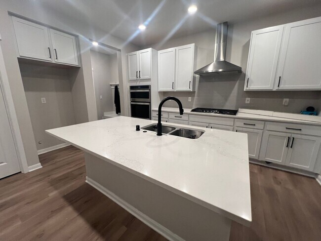 Building Photo - Very Large McCormick Village Four Bedroom for Rent, Available 4/10/26.