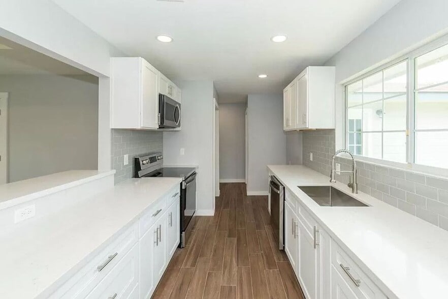 Building Photo - 4915 Sassafras Ln