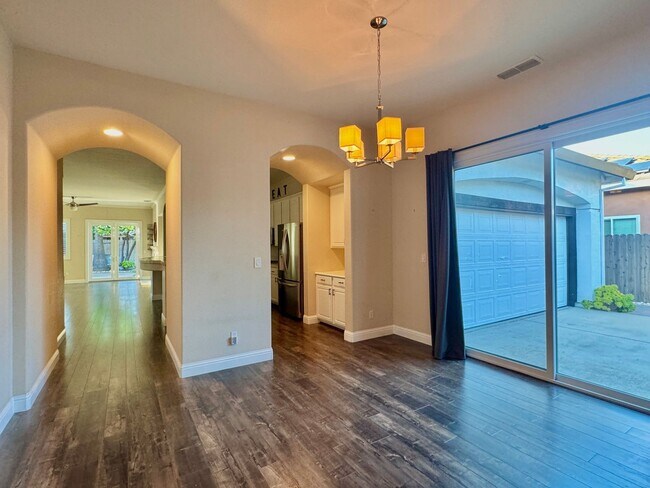 Building Photo - CLEAN AND SPACIOUS ONE STORY, 3 BED, 2 BATH, 2 CAR GARAGE IN WEST SACRAMENTO
