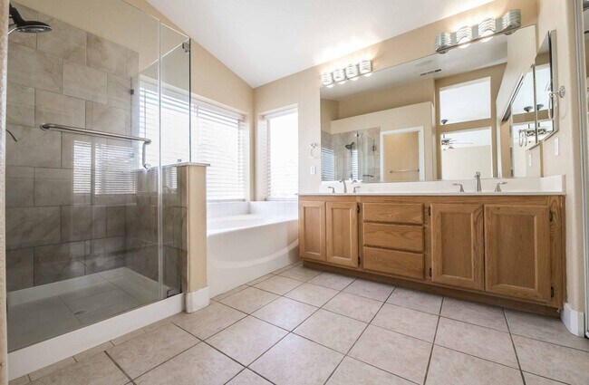 Building Photo - Stunning 5 bed home in Summerlin.